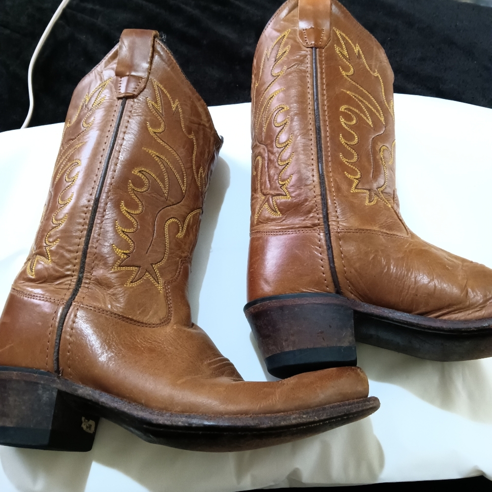 Old West brown with yellow stitch classic cowboy boots size 2.5D
